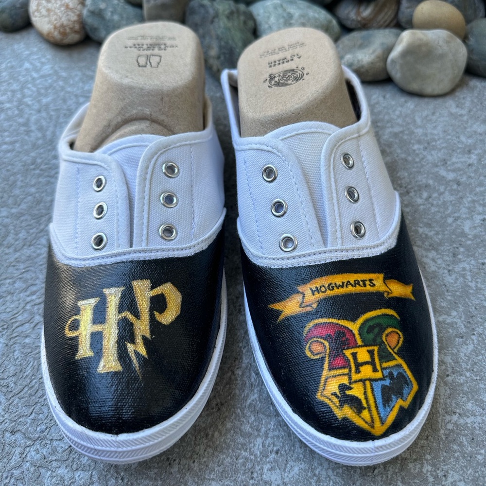 Hand painted Harry Porter Hogwarts Slip-On Shoes Size 7 NEW